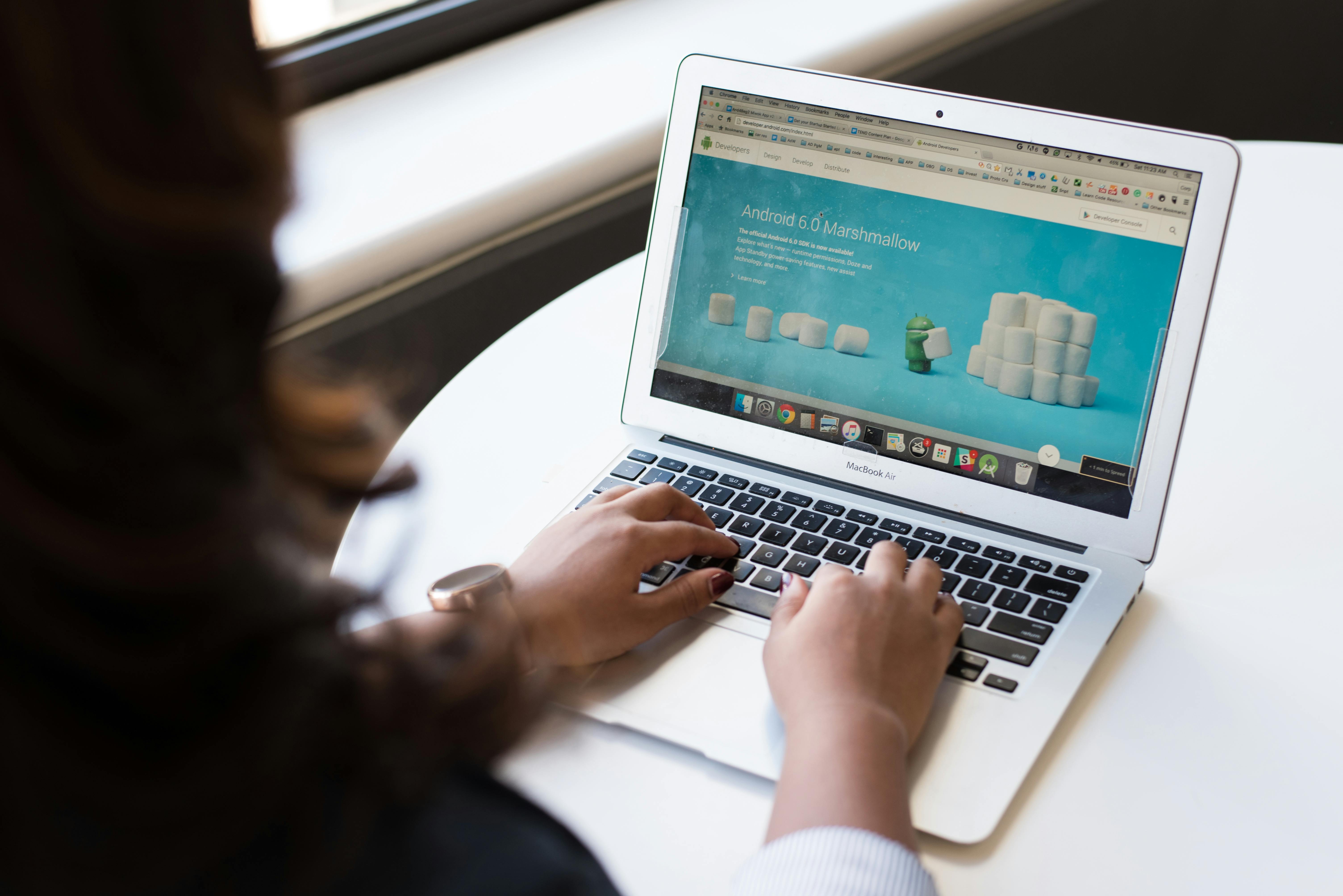 Persoon werkt aan een website op laptop bij S. van Wijk Solutions